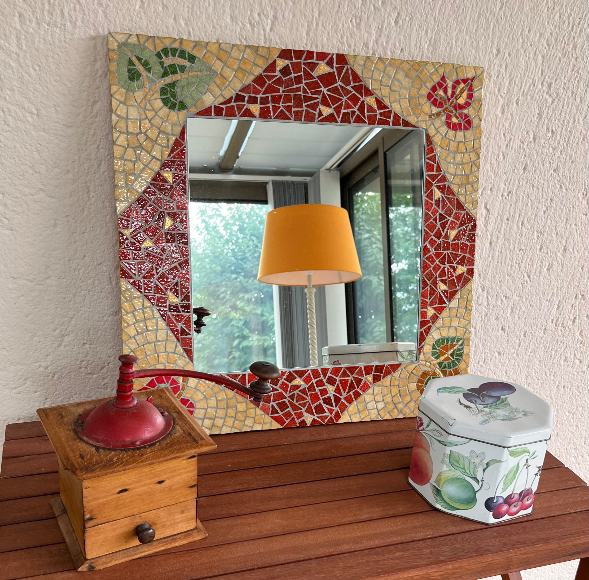 Miroir carré encadré d’une mosaïque rouge et dorée à motifs de feuilles et de libellule
